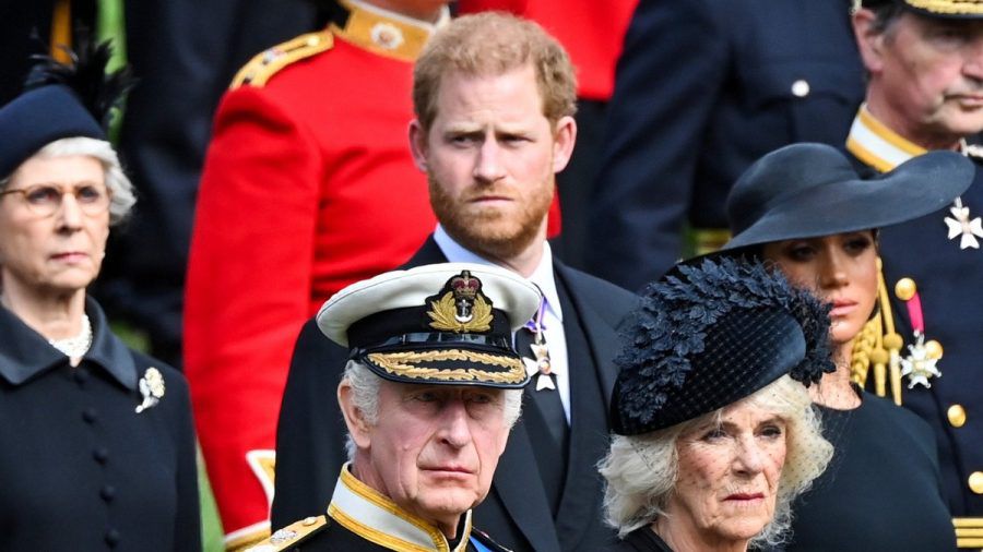 Prinz Harry wir bei Charles' Krönung nicht bei der Familie sitzen. (ili/spot)