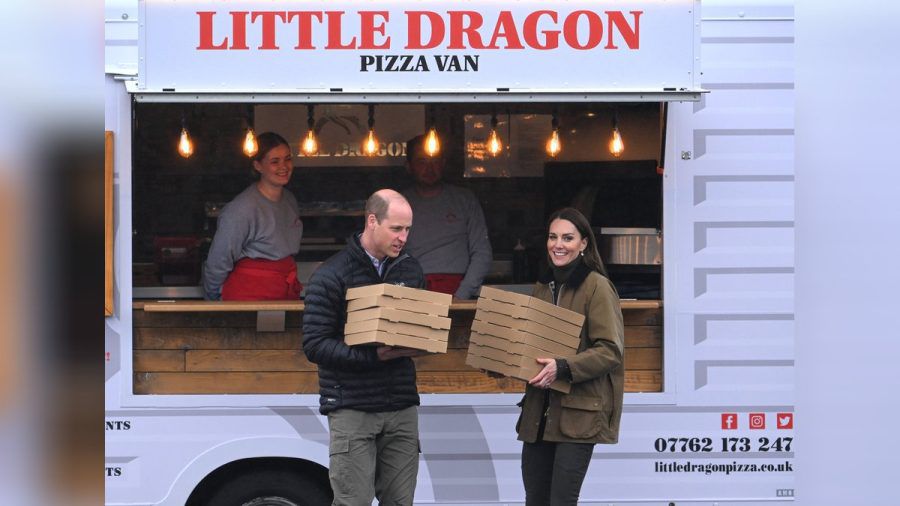 Guten Appetit: Prinz William und Prinzessin Kate verteilen in Wales Pizza. (ae/spot)