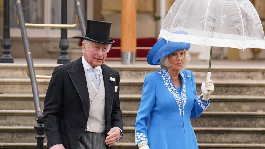 König Charles III. mit seiner Ehefrau, Queen Consort Camilla, auf einer der Gartenpartys im vergangenen Jahr. (wue/spot)