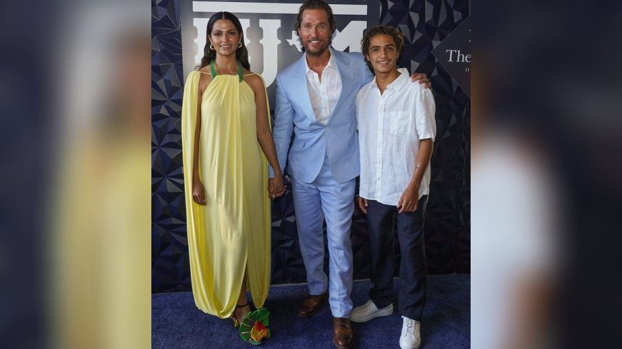Model Camila Alves, Schauspieler Matthew McConaughey und ihr Sohn Levi in Austin. (eee/spot)