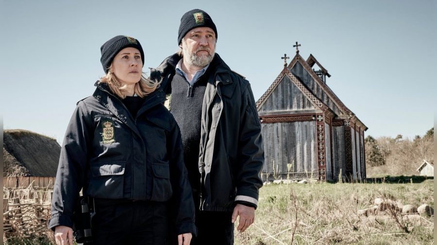 "Der Dänemark-Krimi: Blutlinie": Die Streifenpolizisten Ida (Marlene Morreis) und Magnus (Nicki von Tempelhoff) haben alle Hände voll zu tun. (cg/spot)