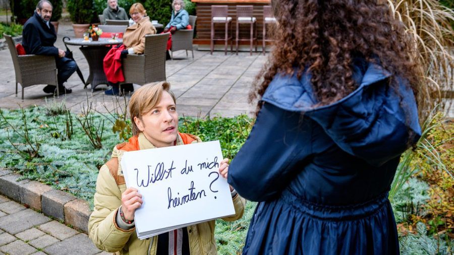 "Sturm der Liebe": Gerry macht Shirin einen ebenso heiteren wie bezaubernden Heiratsantrag. (cg/spot)