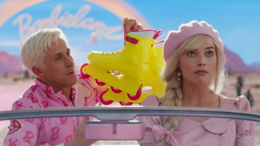 Die Rollschuhe sind immer dabei: Margot Robbie und Ryan Gosling sind in "Barbie" bestens ausgestattet. (the/spot)