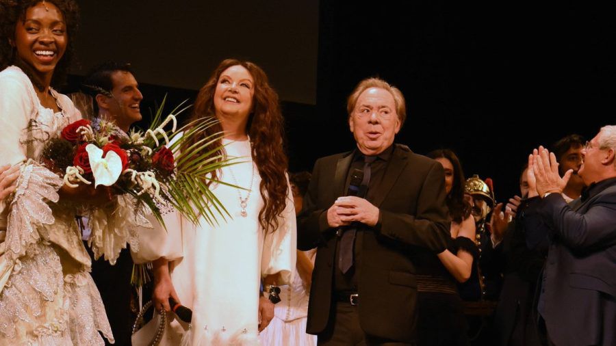 Andrew Lloyd Webber umgeben vom "Das Phantom der Oper"-Cast und Ex-Frau Sarah Brightman (l.). (stk/spot)
