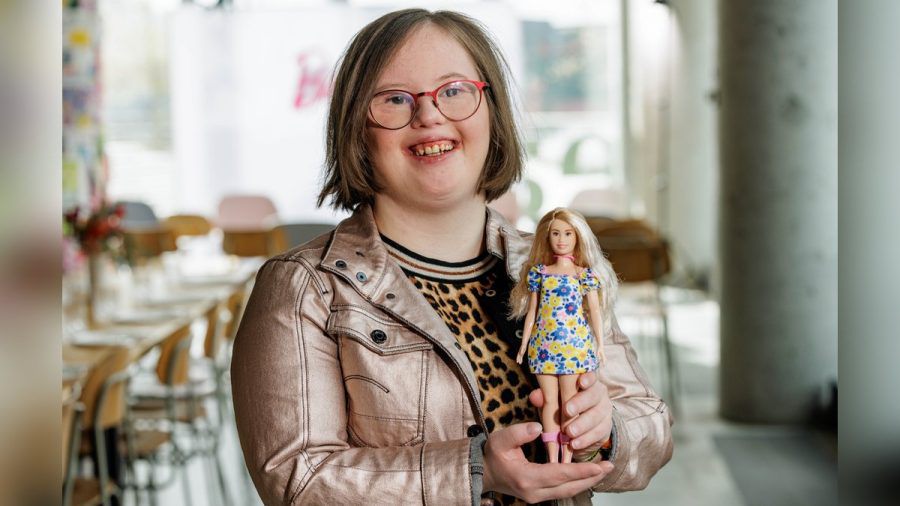 Aktivistin Natalie Dedreux hat die Patenschaft für die erste Barbie mit Down-Syndrom übernommen. (obr/spot)