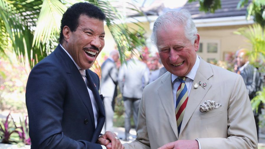 Lionel Richie (l.) und der damalige Prinz Charles 2019 bei einem Charity-Event in Barbados. (smi/spot)
