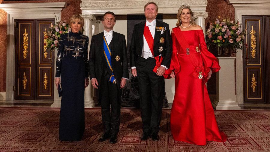 Neben dem französischen Präsidentenpaar und ihrem Mann sticht Königin Máxima in einem scharlachroten Kleid hervor. (ae/spot)