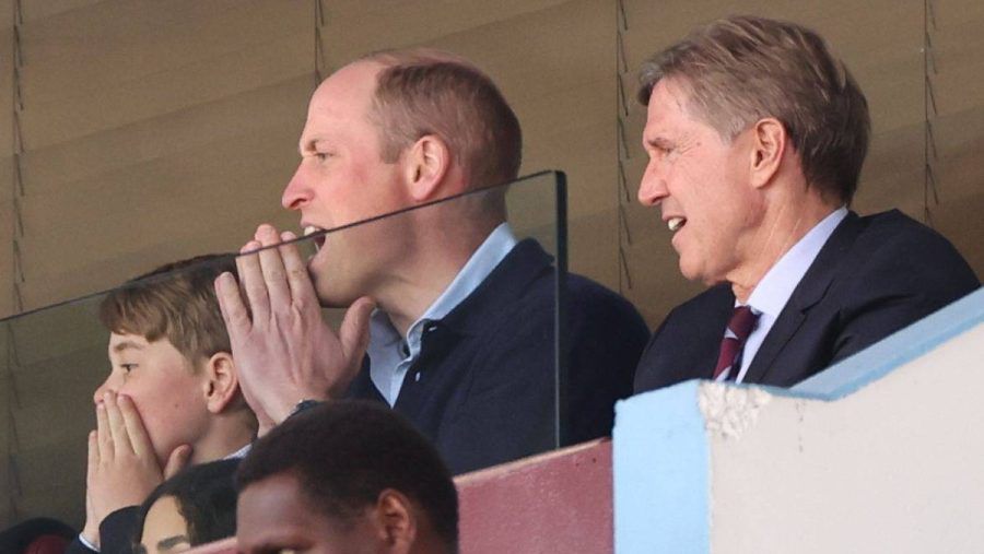 Prinz William (Mitte) fiebert mit Sohn Prinz George (li.) und Christian Purslow auf der Tribüne mit. (jom/spot)