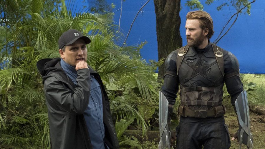 Joe Russo (l.) mit Chris Evans am Set von "Avengers: Infinity War". (smi/spot)