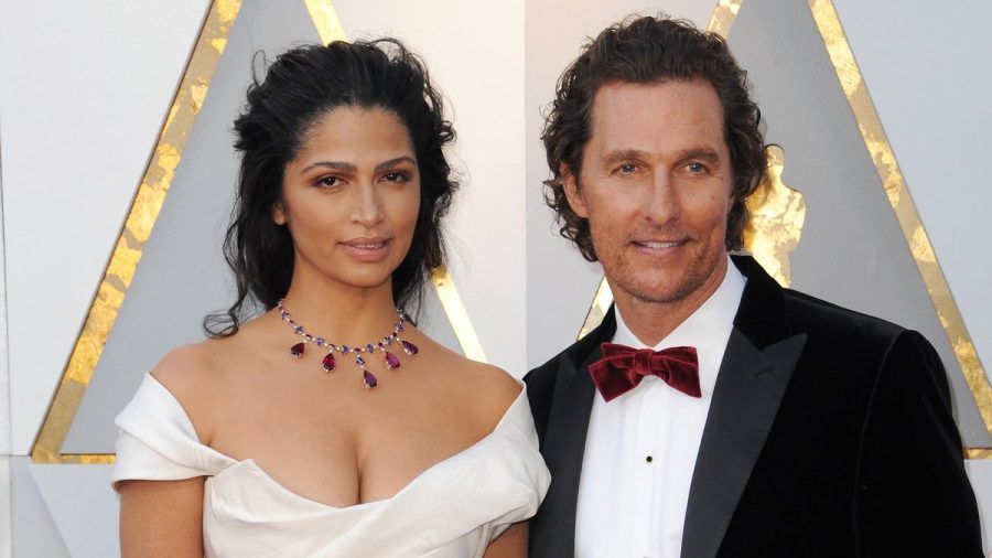 Matthew McConaughey neben Ehefrau Camila Alves McConaughey. (lau/spot)