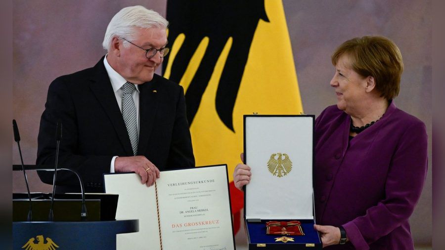 Als erste Frau erhielt Angela Merkel das "Großkreuz des Verdienstordens der Bundesrepublik Deutschland in besonderer Ausführung". (stk/spot)