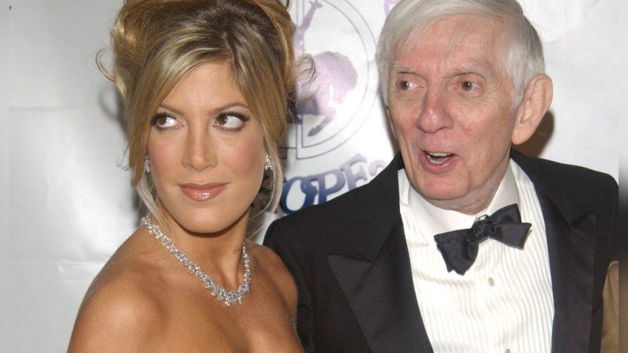 Aaron Spelling mit seiner Tochter Tori Spelling im Jahr 2002. (lau/spot)