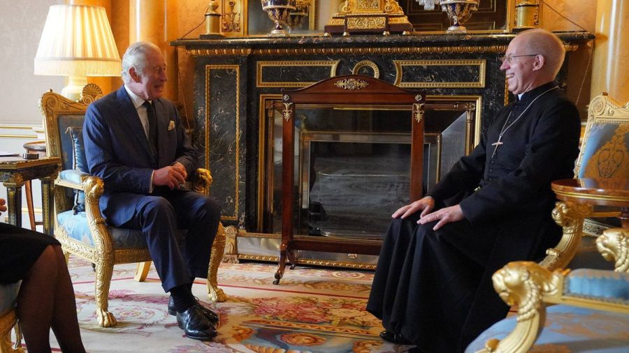 König Charles III. und Justin Welby bei einem Gespräch im Buckingham Palast. (hub/spot)