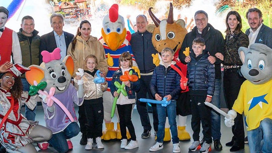 Fürst Albert II. mit den Kindern (m.) im Europa-Park. (wue/spot)