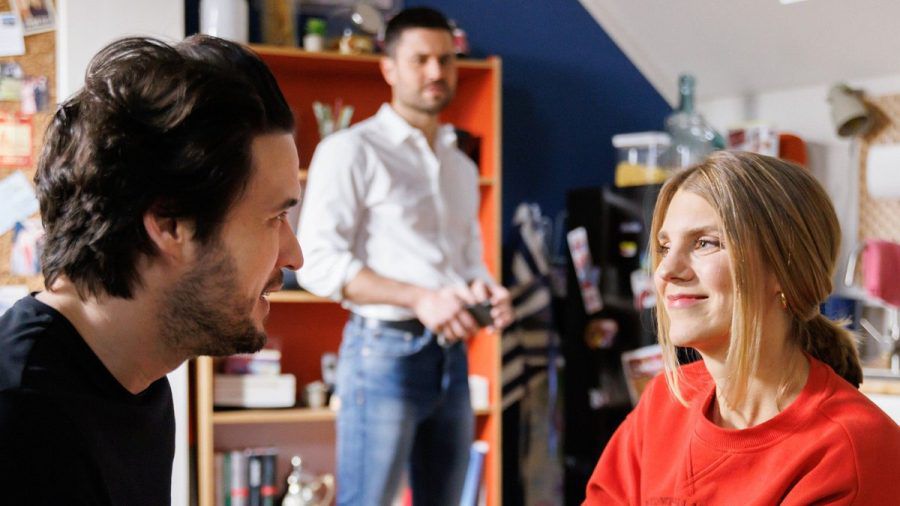 "Unter uns": Stella und Jakob (l.) freuen sich über eine Gelegenheit, ihre Beziehung öffentlich zu zeigen. (cg/spot)