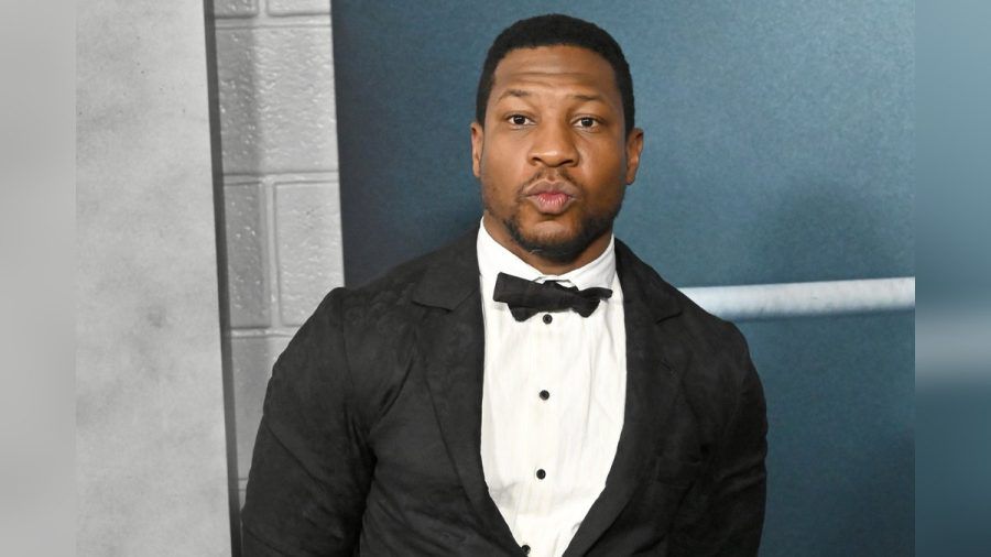 Jonathan Majors auf dem Roten Teppich. (mia/spot)