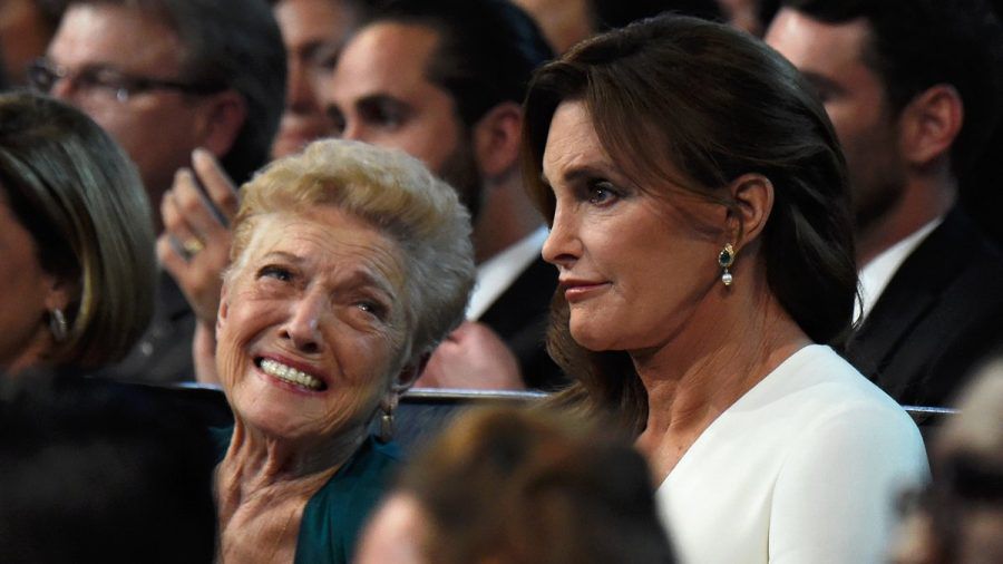 Caitlyn Jenner (r.) mit ihrer Mutter Esther im Sommer 2015. (wue/spot)