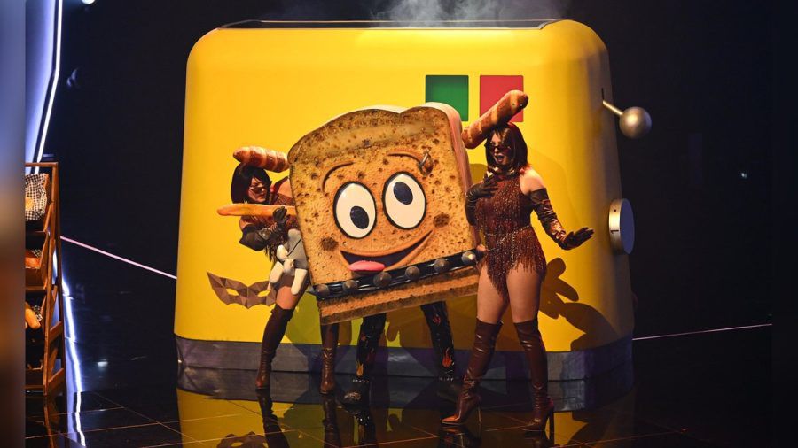 Der Toast sorgte für gute Laune in der Kostüm-Show. Doch die fröhliche Brotscheibe musste die Hüllen fallen lassen und eine beliebte TV-Moderatorin kam zum Vorschein. (as/spot)