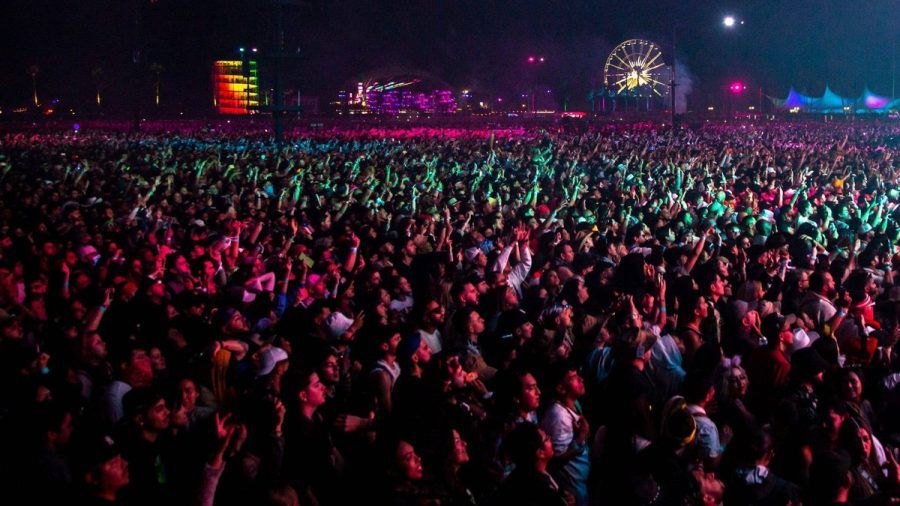 Besucherinnen und Besucher des Coachella-Festivals während des Auftritts von Bad Bunny. (wue/spot)