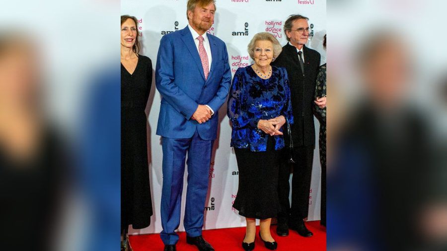 König Willem-Alexander neben seiner Mutter Prinzessin Beatrix in Den Haag. (eee/spot)