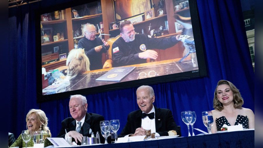 Beim "White House Correspondents' Dinner" war ein Clip mit Arnold Schwarzenegger und Danny DeVito zu sehen. (hub/spot)