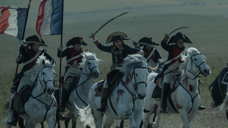 Joaquin Phoenix (Mitte) als "Napoleon" im Kreise seiner Männer. (smi/spot)