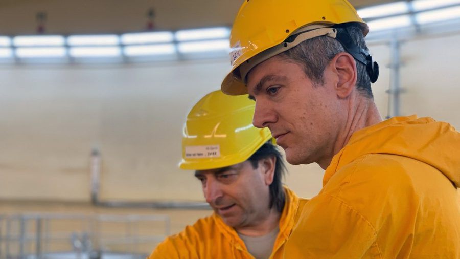 Ingo Zamperoni (r.) befindet sich im Inneren des Kraftwerkes. (amw/spot)