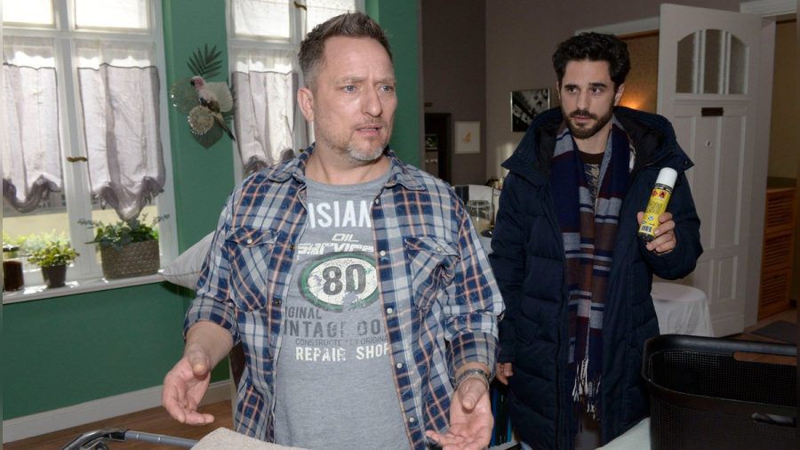"GZSZ": Michi (l.) erkennt, dass er falschen Bettwanzen-Alarm ausgelöst hat. (cg/spot)