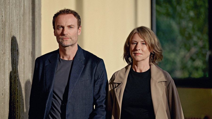 "Tatort: Nichts als die Wahrheit": Susanne Bonard (Corinna Harfouch) und Robert Karow (Mark Waschke) ermitteln gemeinsam. (amw/spot)