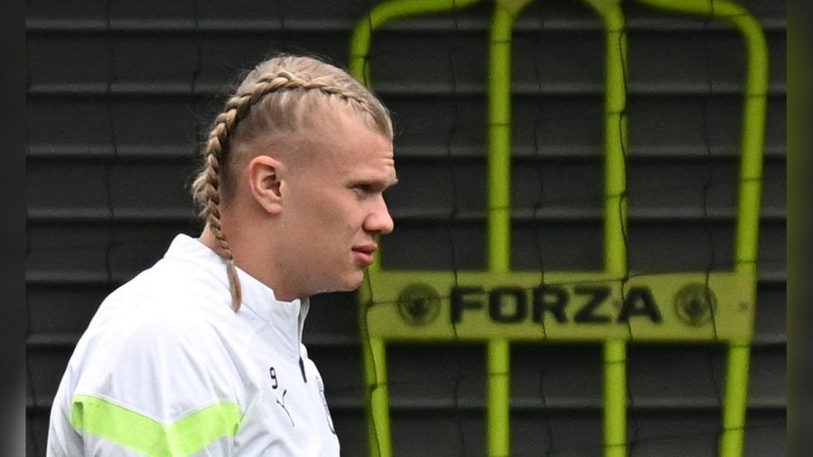 Manchester-City-Star Erling Haaland (22) überraschte mit geflochtenen Zöpfen. Fans spotteten über die neue Frisur und verglichen ihn mit Greta Thunberg. (sb/spot)