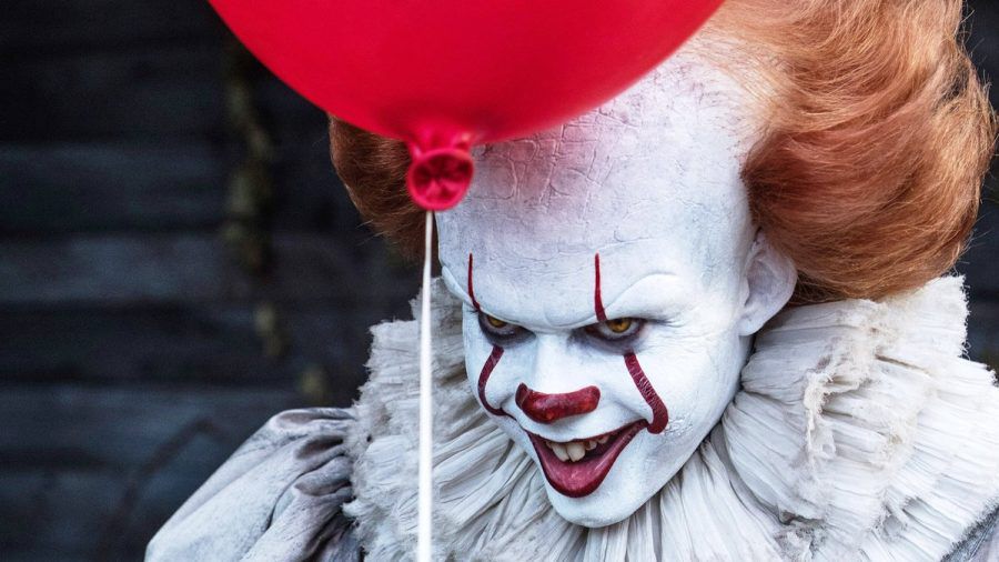 Bill Skarsgård als Horrorclown Pennywise in "Es". (smi/spot)