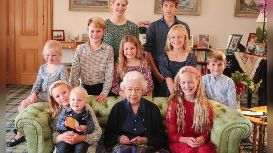 Umgeben von ihren Enkeln und Urenkeln: Queen Elizabeth II. im Sommer 2022 auf Schloss Balmoral. (ncz/spot)