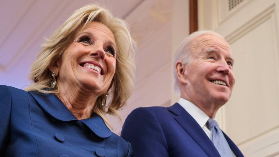 Joe Biden bleibt in Washington, Jill Biden fliegt zur Krönung von König Charles III. nach London. (dr/spot)