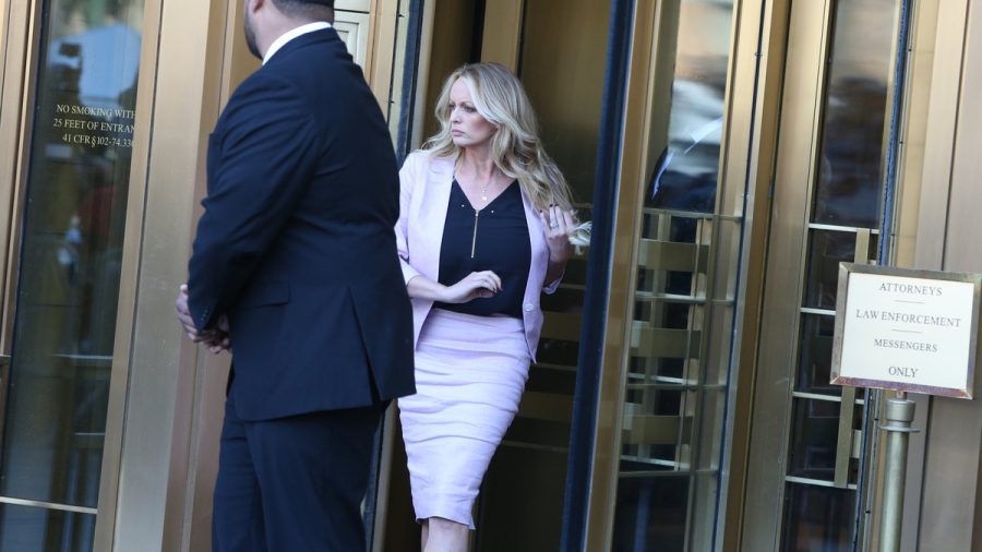 Die Affäre um Ex-Pornostar Stormy Daniels hat Ex-Präsident Donald Trump vor Gericht gebracht. (mia/spot)