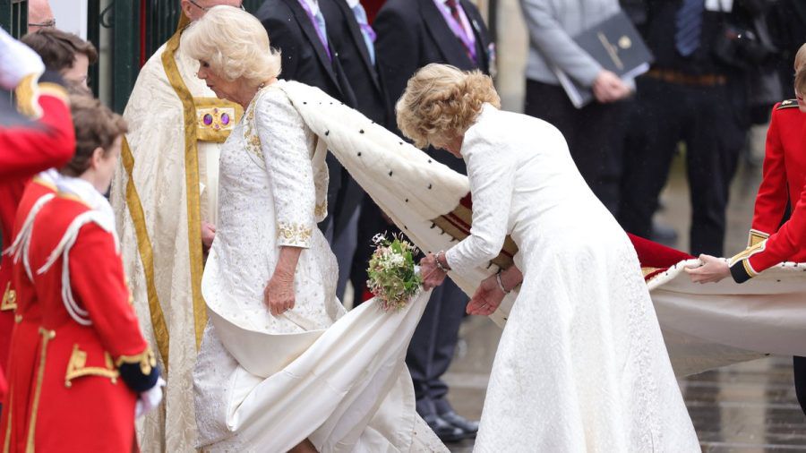 Königin Camilla (l.) trug ihren Krönungsstrauß nicht selbst. (jom/spot)
