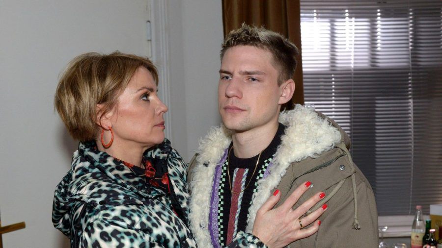"GZSZ": Moritz tut der Beistand seiner Mutter Yvonne gut. (cg/spot)