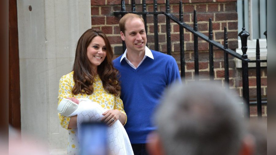 Am 2. Mai 2015 präsentierten Kate und William ihre Tochter stolz der Weltöffentlichkeit. (ae/spot)