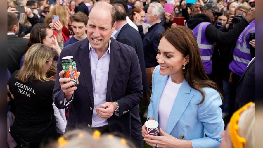 Prinz William wurde ein Bier überreicht. (jom/spot)