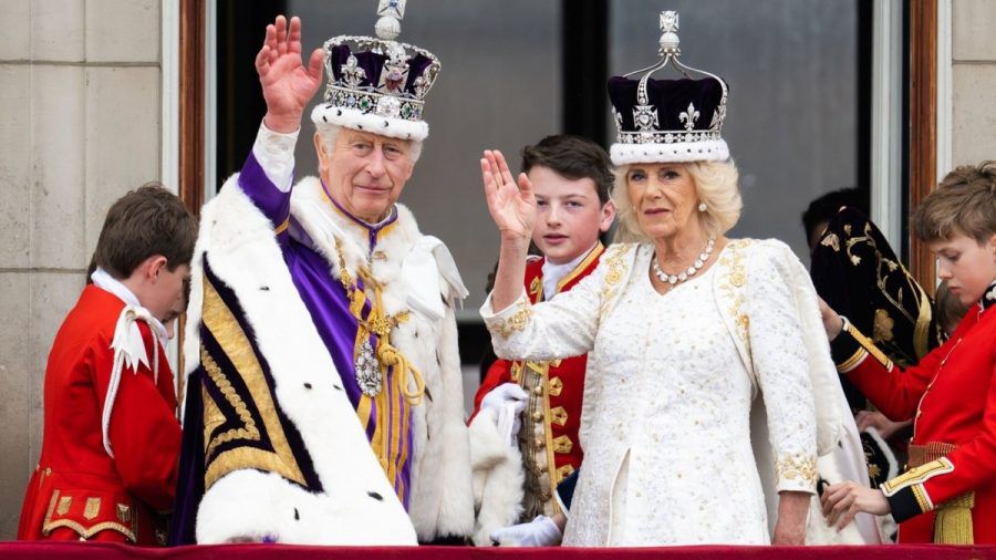 Am 6. Mai 2023 wurden König Charles III. und seine Frau Camilla in der Londoner Westminster Abbey gekrönt und präsentierten sich anschließend auf dem Balkon des Buckingham Palastes. Im Juli soll eine weitere Krönung in Schottland folgen. (ae/spot)