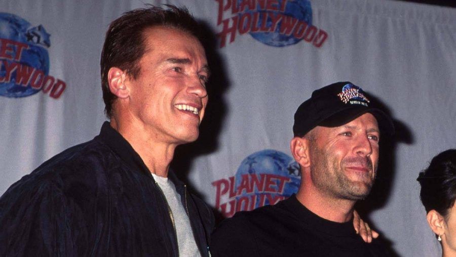 Arnold Schwarzenegger (li.) hat mit Bruce Willis zusammengearbeitet. (jom/spot)