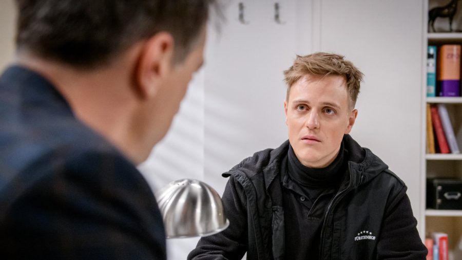 "Sturm der Liebe": Max (r.) fällt aus allen Wolken, als er von Robert erfährt, dass ihn ein Gast verklagen will. (cg/spot)
