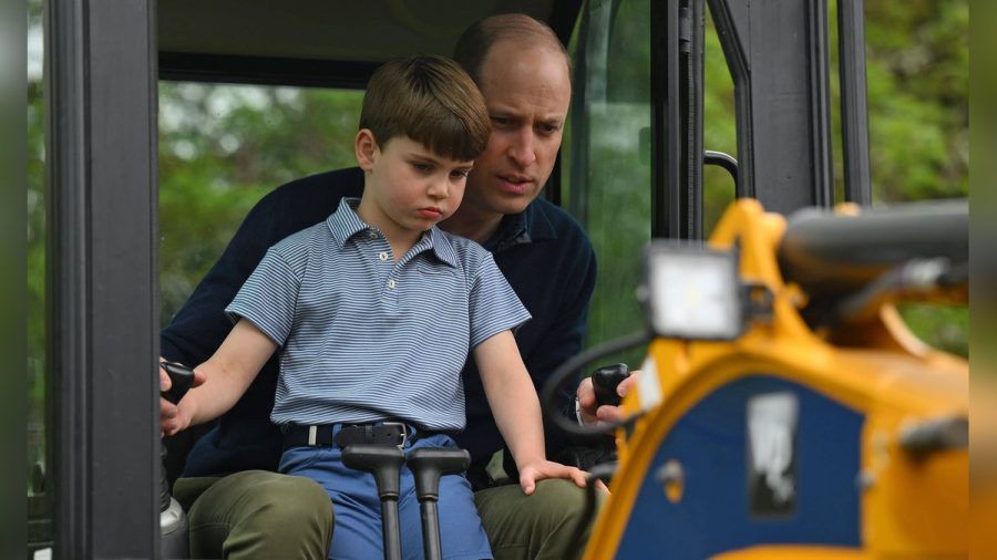 Prinz Louis wirkt beim Baggerfahren an der Seite seines Vaters Prinz William etwas skeptisch. (the/spot)