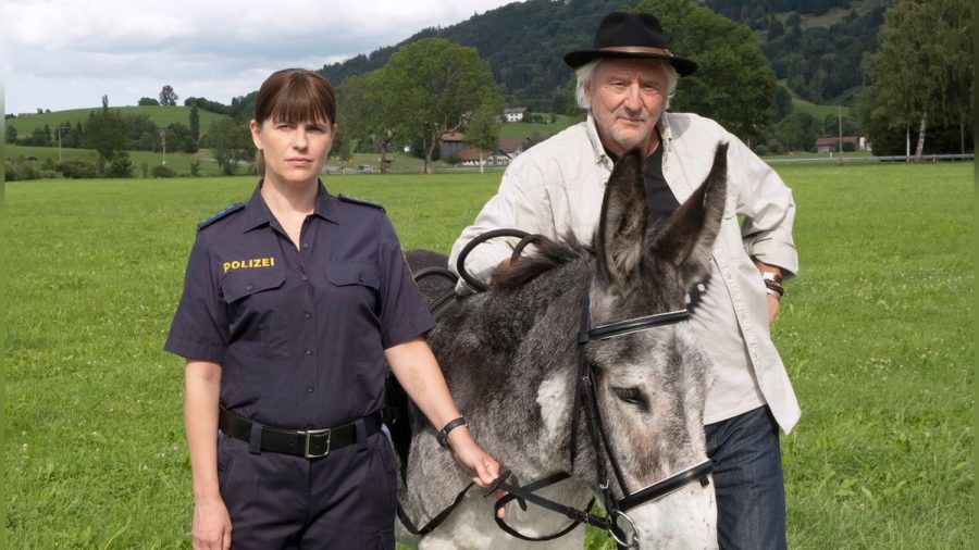 "Mein Vater, der Esel und ich": Tinka (Isabell Polak) bekommt überraschenden Besuch von Hartmut "Bonanza" Zeller (Günther Maria Halmer). (cg/spot)