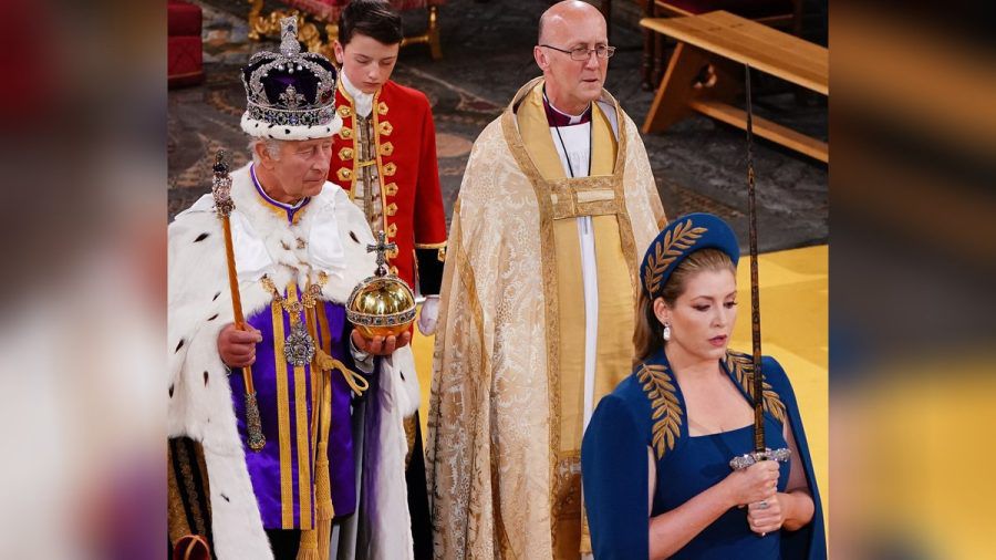 Penny Mordaunt trug bei der Krönung das Staatsschwert und überreichte es König Charles III. auf seinem Thron. Anschließend hielt sie das Opferschwert aufrecht. (ae/spot)