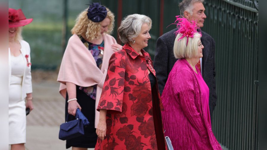 Schauspielerin Emma Thompson wählte für ihren Besuch der Krönung einen Mantel im royalen Rot. (ae/spot)