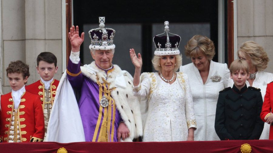 König Charles und Königin Camilla auf dem Balkon des Buckingham Palasts. (ili/spot)