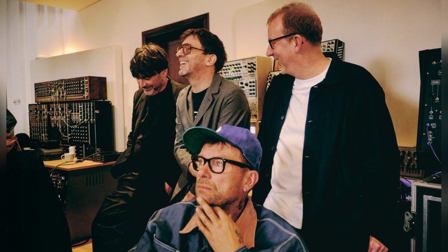 Blur veröffentlichen im Juli ein neues Album und sind mit diesem auf Tour. (wue/spot)