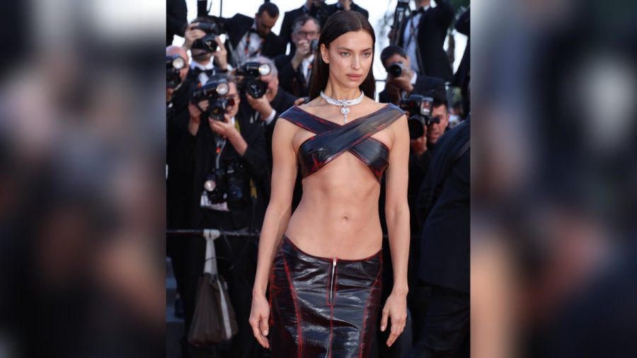Genau richtig oder einfach unpassend? Irina Shayk polarisiert mit ihren gewagten Outfits bei den Filmfestspielen in Cannes. (the/spot)