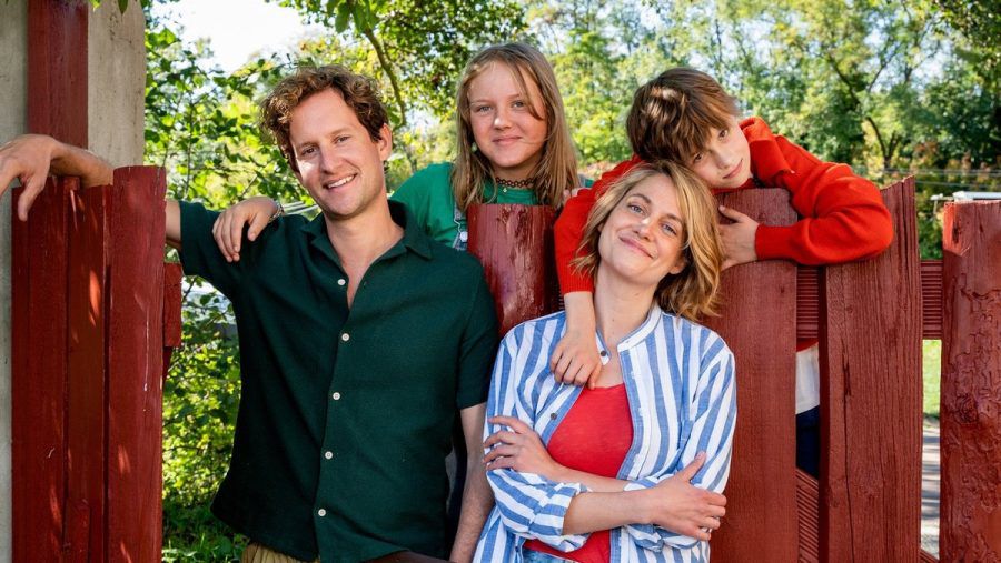 "Familie Anders" (v.l.): Paartherapeut Fabian Anders (Moritz Treuenfels), Tochter Mathilda (Heidi Tebroke), Mama Paula (Bettina Burchard) und Sohn Louis (Marian Dilger). (ili/spot)