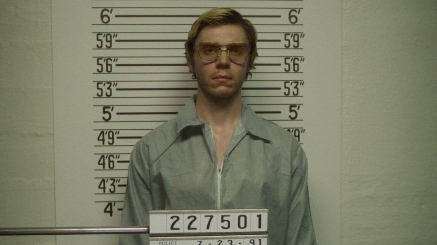 Evan Peters in der Netflix-Serie "Dahmer - Monster: Die Geschichte von Jeffrey Dahmer". (tj/spot)